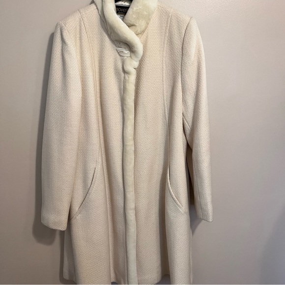 Jackets & Blazers - Vintage faux fur trim wool cream coat